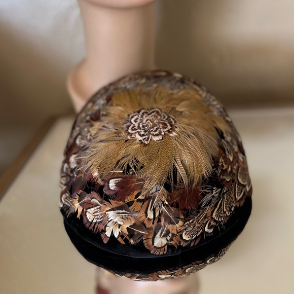 PRETTY 1950\'s PHEASANT FEATHER COVERED COCKTAIL HAT EDGED IN BLACK VELOUR main image 7